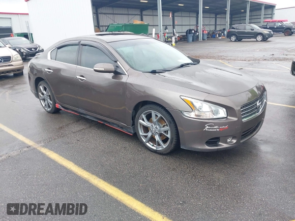 2014 Nissan Maxima S z VIN 1N4AA5AP2EC455230, wystawiony jako IAAI lot #42413381 z przebiegiem 182 766 mil mil oraz . Historia ofert i sprzedaży dostępna na DreamBid. Obrazek 1.