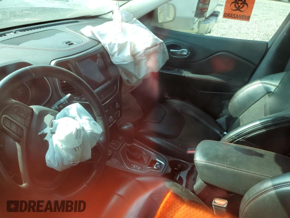 2020 Jeep Cherokee Trailhawk Elite z VIN 1C4PJMBN4LD549550, wystawiony jako Copart lot #64161064 z przebiegiem Nie podano mil oraz Szkoda całkowita • Salvage title. Historia ofert i sprzedaży dostępna na DreamBid. Obrazek 8.