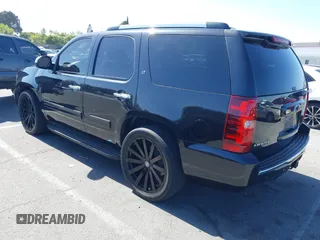 2013 Chevrolet Tahoe LT z VIN 1GNSCBE03DR174545, wystawiony jako IAAI lot #42510886 z przebiegiem 184 627 mil mil oraz . Historia ofert i sprzedaży dostępna na DreamBid. Obrazek 3.