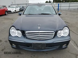 2005 Mercedes-Benz C 240 z VIN WDBRF61J75A775542, wystawiony jako Copart lot #52990205 z przebiegiem 79 815 mil mil oraz Szkoda całkowita • Salvage title. Historia ofert i sprzedaży dostępna na DreamBid. Obrazek 5.