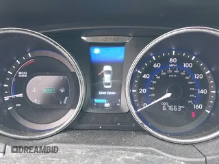 2012 Hyundai Sonata Hybrid z VIN KMHEC4A40CA031572, wystawiony jako IAAI lot #42161534 z przebiegiem 67 663 mil mil oraz . Historia ofert i sprzedaży dostępna na DreamBid. Obrazek 7.