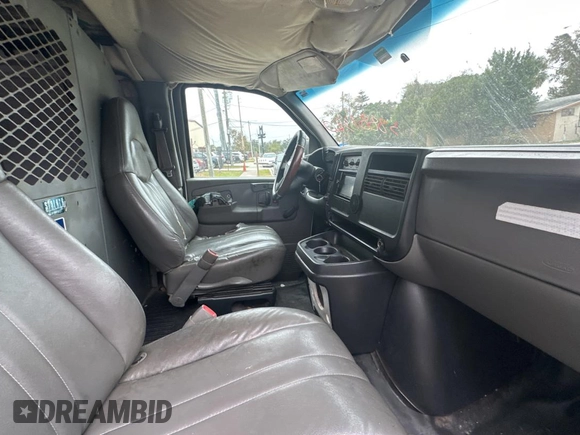 2005 Chevrolet Express Cargo z VIN 1GCFG15X151219200, wystawiony jako Copart lot #84236274 z przebiegiem 269 530 mil mil oraz Czysty tytuł • Clean title. Historia ofert i sprzedaży dostępna na DreamBid. Obrazek 5.