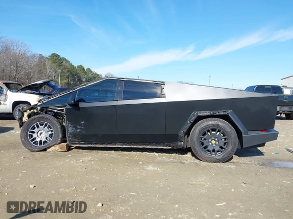 2024 Tesla Cybertruck z VIN 7G2CEHEDXRA022640, wystawiony jako IAAI lot #41423630 z przebiegiem 18 474 mil mil oraz . Historia ofert i sprzedaży dostępna na DreamBid. Obrazek 15.