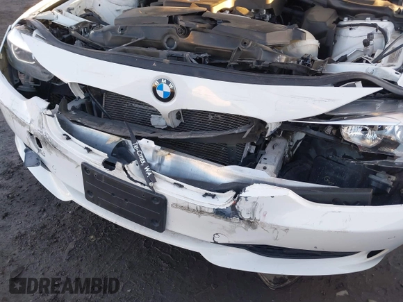 2015 BMW 3 Series 328i xDrive z VIN WBA3B5G59FNS19442, wystawiony jako IAAI lot #40711946 z przebiegiem 45 958 mil mil oraz . Historia ofert i sprzedaży dostępna na DreamBid. Obrazek 6.