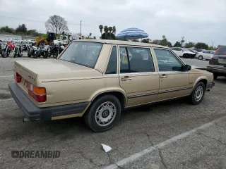1987 Volvo 740 z VIN YV1FX8843H2178121, wystawiony jako Copart lot #55678015 z przebiegiem 105 881 mil mil oraz Tytuł czysty. Historia ofert i sprzedaży dostępna na DreamBid. Obrazek 3.