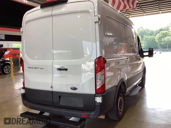 2022 Ford Transit Cargo z VIN 1FTBR1CG6NKA06474, wystawiony jako IAAI lot #42575858 z przebiegiem 82 772 mil mil oraz . Historia ofert i sprzedaży dostępna na DreamBid. Obrazek 17.