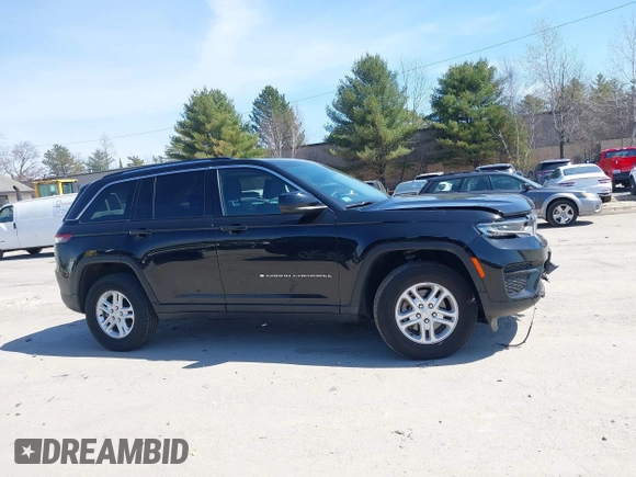 2024 Jeep Grand Cherokee Laredo z VIN 1C4RJHAG3RC697996, wystawiony jako IAAI lot #41973399 z przebiegiem 14 680 mil mil oraz . Historia ofert i sprzedaży dostępna na DreamBid. Obrazek 13.