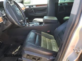 2004 Volkswagen Touareg z VIN WVGCM77L74D059969, wystawiony jako Copart lot #68238193 z przebiegiem Nie podano mil oraz Szkody całkowita. Historia ofert i sprzedaży dostępna na DreamBid. Obrazek 7.