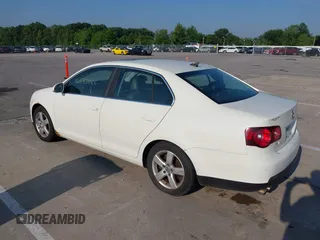 2008 Volkswagen Jetta SE z VIN 3VWRM71K38M188426, wystawiony jako IAAI lot #42581006 z przebiegiem 176 747 mil mil oraz . Historia ofert i sprzedaży dostępna na DreamBid. Obrazek 3.