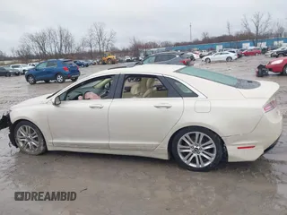 2015 Lincoln MKZ z VIN 3LN6L2J96FR618325, wystawiony jako IAAI lot #41046851 z przebiegiem Nie podano mil oraz . Historia ofert i sprzedaży dostępna na DreamBid. Obrazek 14.