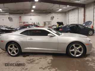 2014 Chevrolet Camaro LT z VIN 2G1FC1E31E9281774, wystawiony jako IAAI lot #41362956 z przebiegiem 144 936 mil mil oraz . Historia ofert i sprzedaży dostępna na DreamBid. Obrazek 13.