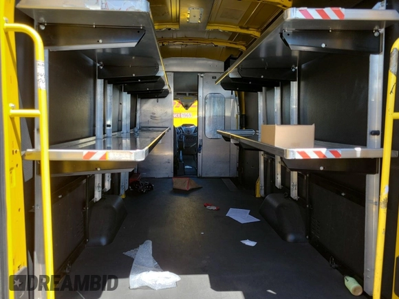 2019 Ford Transit z VIN 1FTYR3XM3KKA38669, wystawiony jako IAAI lot #42619599 z przebiegiem 135 929 mil mil oraz . Historia ofert i sprzedaży dostępna na DreamBid. Obrazek 29.