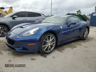 2013 Ferrari California z VIN ZFF65THA9D0194738, wystawiony jako Copart lot #77637104 z przebiegiem 28 670 mil mil oraz Nie do naprawy. Historia ofert i sprzedaży dostępna na DreamBid. Obrazek 1.
