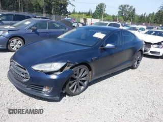 2013 Tesla Model S Performance z VIN 5YJSA1DP2DFP06669, wystawiony jako IAAI lot #42161357 z przebiegiem 177 710 mil mil oraz . Historia ofert i sprzedaży dostępna na DreamBid. Obrazek 21.