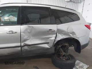 2012 Chevrolet Traverse LS z VIN 1GNKREED9CJ355181, wystawiony jako IAAI lot #42190745 z przebiegiem 94 177 mil mil oraz . Historia ofert i sprzedaży dostępna na DreamBid. Obrazek 6.