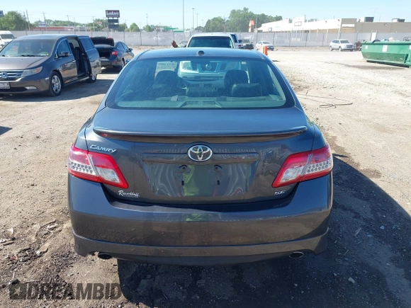 2011 Toyota Camry LE z VIN 4T1BF3EK9BU664694, wystawiony jako IAAI lot #42247007 z przebiegiem 112 306 mil mil oraz . Historia ofert i sprzedaży dostępna na DreamBid. Obrazek 16.