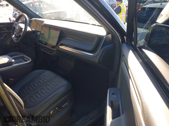 2025 Rivian R1S Adventure z VIN 7PDSGBBA4SN047584, wystawiony jako IAAI lot #41372645 z przebiegiem 501 mil mil oraz . Historia ofert i sprzedaży dostępna na DreamBid. Obrazek 5.