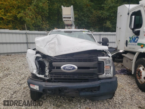 2017 Ford F-550 XL z VIN 1FDUF5GY1HEE85526, wystawiony jako Copart lot #72215834 z przebiegiem 90 996 mil mil oraz Szkoda całkowita • Salvage title. Historia ofert i sprzedaży dostępna na DreamBid. Obrazek 5.