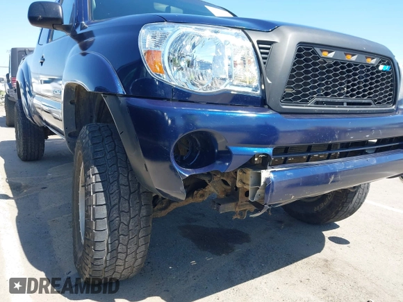 2005 Toyota Tacoma z VIN 5TEUU42N25Z099188, wystawiony jako IAAI lot #42179039 z przebiegiem 147 058 mil mil oraz . Historia ofert i sprzedaży dostępna na DreamBid. Obrazek 6.