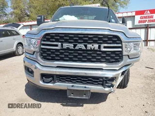 2024 Ram 2500 Big Horn z VIN 3C6UR5DL3RG153710, wystawiony jako IAAI lot #41858085 z przebiegiem 36 985 mil mil oraz . Historia ofert i sprzedaży dostępna na DreamBid. Obrazek 12.
