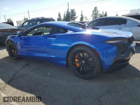 2023 McLaren Artura z VIN SBM16AEA9PW001592, wystawiony jako Copart lot #50613595 z przebiegiem 2956 mil mil oraz Szkody całkowita. Historia ofert i sprzedaży dostępna na DreamBid. Obrazek 2.