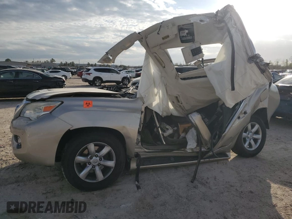 2011 Lexus GX 460 Premium z VIN JTJJM7FXXB5023004, wystawiony jako Copart lot #86500184 z przebiegiem Nie podano mil oraz Nie do naprawy • Non repairable. Historia ofert i sprzedaży dostępna na DreamBid. Obrazek 1.