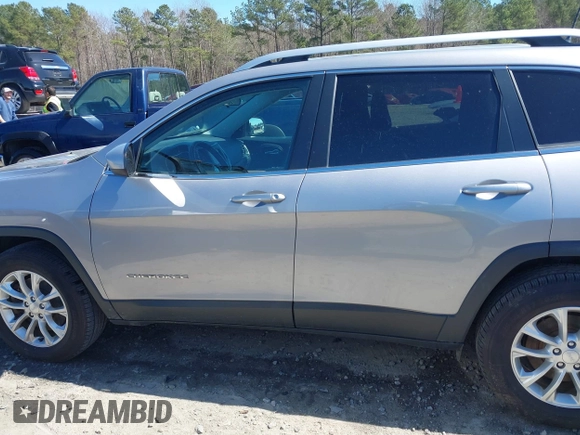 2019 Jeep Cherokee Latitude with VIN 1C4PJMCB0KD105214, listed as a IAAI auction lot 41720808 with 50,080 mi miles. Bid and sale history available at carsss.com. Image 14.