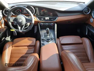 2018 Alfa Romeo Giulia Ti Sport z VIN ZARFAECN7J7576954, wystawiony jako Copart lot #57152095 z przebiegiem 80 235 mil mil oraz Szkoda całkowita • Salvage title. Historia ofert i sprzedaży dostępna na DreamBid. Obrazek 8.