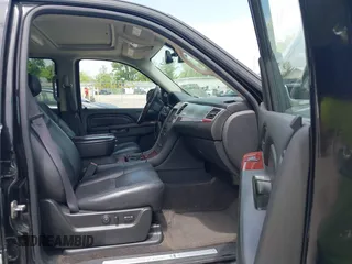 2012 Cadillac Escalade z VIN 1GYS4EEJ2CR142517, wystawiony jako IAAI lot #42269852 z przebiegiem 127 807 mil mil oraz . Historia ofert i sprzedaży dostępna na DreamBid. Obrazek 5.