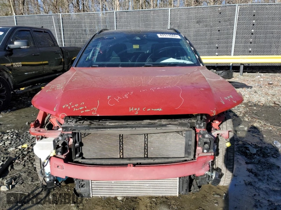 2021 Volvo XC40 R-Design with VIN YV4162UM2M2462305, listed as a Copart auction lot 42974065 with 24,827 mi miles and Salvage Title. Bid and sale history available at carsss.com. Image 5.