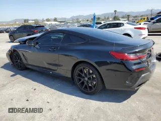 2024 BMW 8 Series 840i z VIN WBAAE4C05RCN32734, wystawiony jako Copart lot #51999545 z przebiegiem Nie podano mil oraz Szkody całkowita. Historia ofert i sprzedaży dostępna na DreamBid. Obrazek 2.