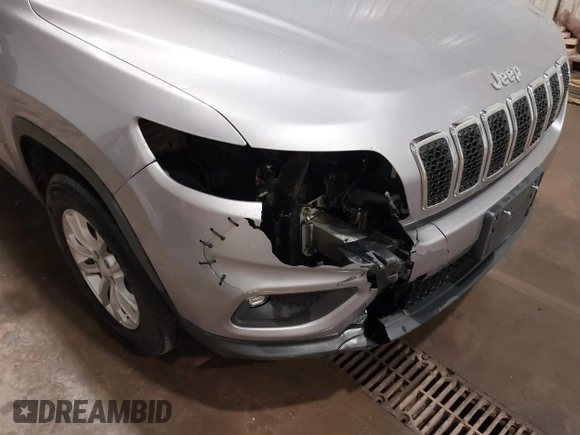 2019 Jeep Cherokee Latitude z VIN 1C4PJMCB0KD122398, wystawiony jako IAAI lot #41798728 z przebiegiem 117 810 mil mil oraz . Historia ofert i sprzedaży dostępna na DreamBid. Obrazek 6.