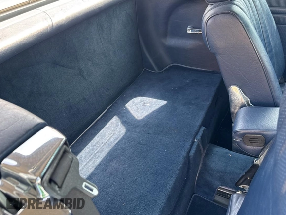 1985 Mercedes-Benz 380 z VIN WDBBA45C0FA019441, wystawiony jako Copart lot #51792005 z przebiegiem 83 718 mil mil oraz Czysty tytuł • Clean title. Historia ofert i sprzedaży dostępna na DreamBid. Obrazek 6.