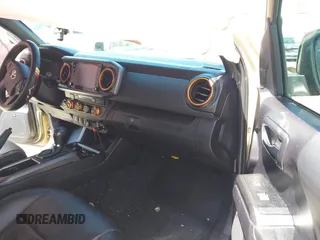 2020 Toyota Tacoma SR5 z VIN 3TMCZ5AN1LM300447, wystawiony jako IAAI lot #41961434 z przebiegiem 42 090 mil mil oraz . Historia ofert i sprzedaży dostępna na DreamBid. Obrazek 5.