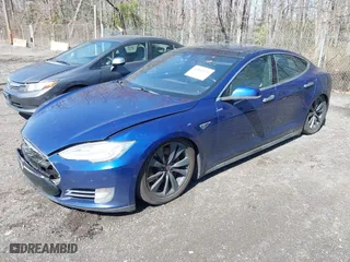 2015 Tesla Model S 85D with VIN 5YJSA1E45FF100323, listed as a IAAI auction lot 41810170 with 213880 miles. Bid and sale history available at carsss.com. Image 20.