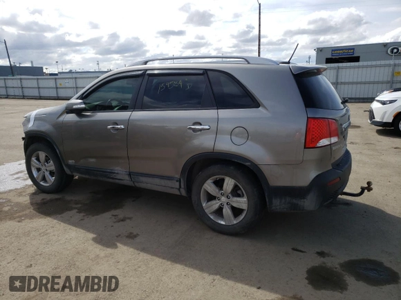 2013 Kia Sorento EX z VIN 5XYKUDA21DG411766, wystawiony jako Copart lot #55960765 z przebiegiem 159 584 mil mil oraz Szkoda całkowita • Salvage title. Historia ofert i sprzedaży dostępna na DreamBid. Obrazek 2.