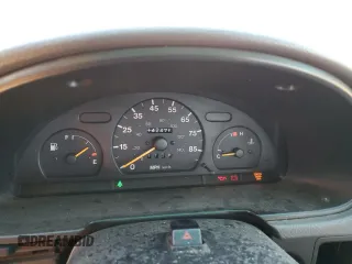 2001 Suzuki Swift GA z VIN 2S2AB21H516602339, wystawiony jako Copart lot #50135584 z przebiegiem 142 476 mil mil oraz Szkody całkowita. Historia ofert i sprzedaży dostępna na DreamBid. Obrazek 9.
