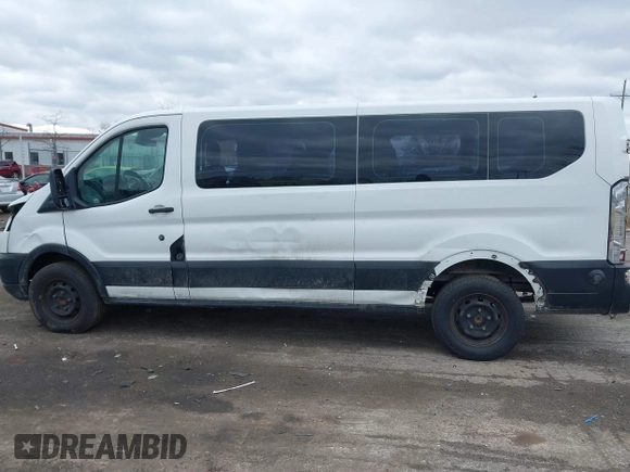 2019 Ford Transit Passenger XL z VIN 1FBZX2ZM7KKA47090, wystawiony jako IAAI lot #41823708 z przebiegiem 236 058 mil mil oraz . Historia ofert i sprzedaży dostępna na DreamBid. Obrazek 14.
