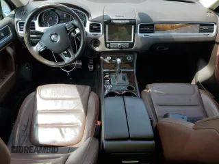 2013 Volkswagen Touareg z VIN WVGEG9BP7DD001849, wystawiony jako Copart lot #60208005 z przebiegiem 120 741 mil mil oraz Czysty tytuł • Clean title. Historia ofert i sprzedaży dostępna na DreamBid. Obrazek 8.