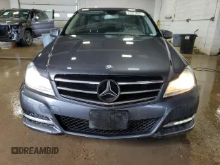 2013 Mercedes-Benz C 300 Sport z VIN WDDGF8AB2DR259172, wystawiony jako Copart lot #57073655 z przebiegiem 124 247 mil mil oraz Szkoda całkowita • Salvage title. Historia ofert i sprzedaży dostępna na DreamBid. Obrazek 5.