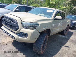 2017 Toyota Tacoma SR5 z VIN 3TMAZ5CN1HM026355, wystawiony jako IAAI lot #42060428 z przebiegiem 165 096 mil mil oraz . Historia ofert i sprzedaży dostępna na DreamBid. Obrazek 2.