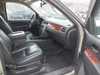2014 GMC Yukon XL SLT with VIN 1GKS2KE71ER223496, listed as a IAAI auction lot 41419800 with 146,686 mi miles. Bid and sale history available at carsss.com. Image 5.