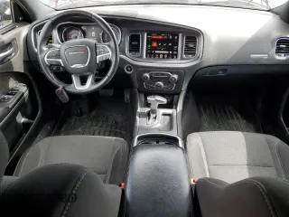 2015 Dodge Charger SXT z VIN 2C3CDXJG6FH765910, wystawiony jako Copart lot #51431385 z przebiegiem 126 761 mil mil oraz Czysty tytuł • Clean title. Historia ofert i sprzedaży dostępna na DreamBid. Obrazek 8.
