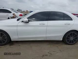 2019 Mercedes-Benz C 300 z VIN 55SWF8DBXKU305138, wystawiony jako IAAI lot #42111286 z przebiegiem 42 309 mil mil oraz . Historia ofert i sprzedaży dostępna na DreamBid. Obrazek 15.