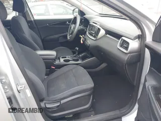 2018 Kia Sorento LX z VIN 5XYPG4A34JG378652, wystawiony jako IAAI lot #41802804 z przebiegiem 178 369 mil mil oraz . Historia ofert i sprzedaży dostępna na DreamBid. Obrazek 5.