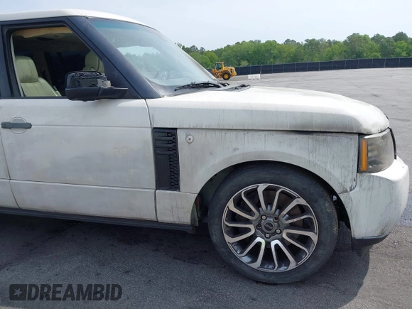 2010 Land Rover Range Rover SC z VIN SALMF1E45AA311624, wystawiony jako IAAI lot #42050138 z przebiegiem 116 651 mil mil oraz . Historia ofert i sprzedaży dostępna na DreamBid. Obrazek 13.