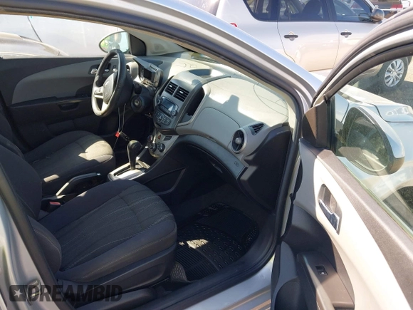 2014 Chevrolet Sonic LT z VIN 1G1JC5SH9E4159913, wystawiony jako IAAI lot #42253329 z przebiegiem 156 333 mil mil oraz . Historia ofert i sprzedaży dostępna na DreamBid. Obrazek 5.