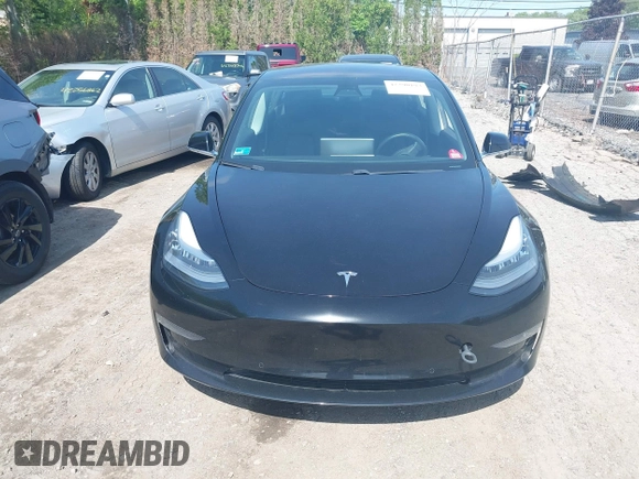 2018 Tesla Model 3 Long Range Battery z VIN 5YJ3E1EB9JF086703, wystawiony jako IAAI lot #42290193 z przebiegiem 46 255 mil mil oraz . Historia ofert i sprzedaży dostępna na DreamBid. Obrazek 13.