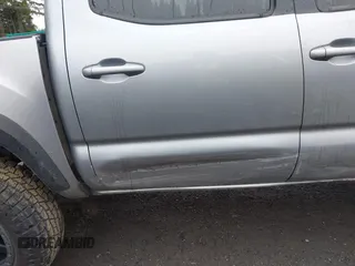 2020 Toyota Tacoma SR5 z VIN 3TMCZ5AN8LM323918, wystawiony jako IAAI lot #42279462 z przebiegiem 105 923 mil mil oraz . Historia ofert i sprzedaży dostępna na DreamBid. Obrazek 17.