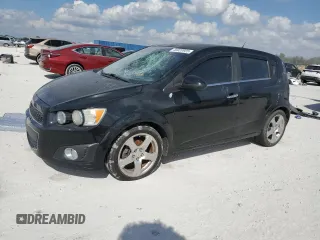 2012 Chevrolet Sonic LTZ z VIN 1G1JE6SH9C4130554, wystawiony jako Copart lot #45020925 z przebiegiem 152 038 mil mil oraz Czysty tytuł • Clean title. Historia ofert i sprzedaży dostępna na DreamBid. Obrazek 1.